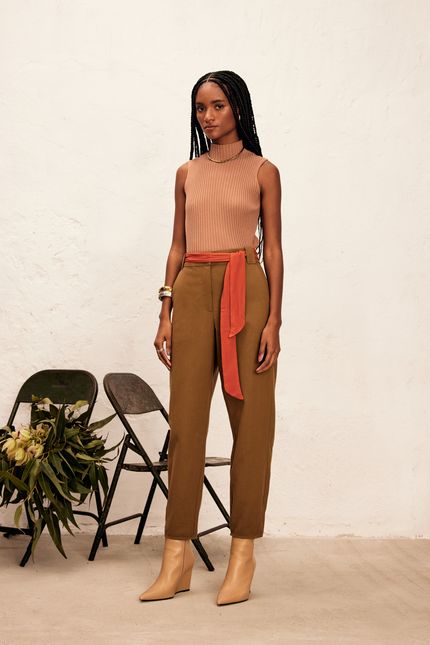 Calça sarja cenoura verde musgo