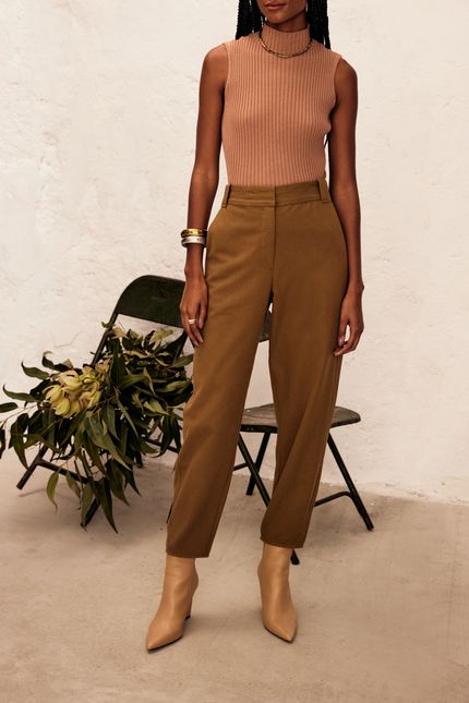 Calça sarja cenoura verde musgo