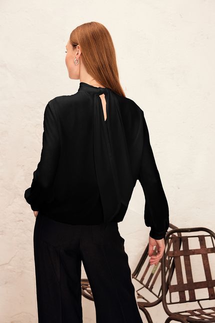 Blusa gola laço chiffon preto