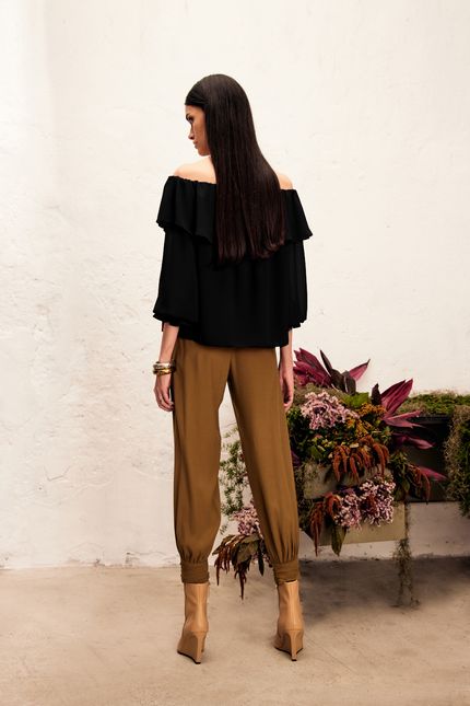 Blusa ombro a ombro babados  preto