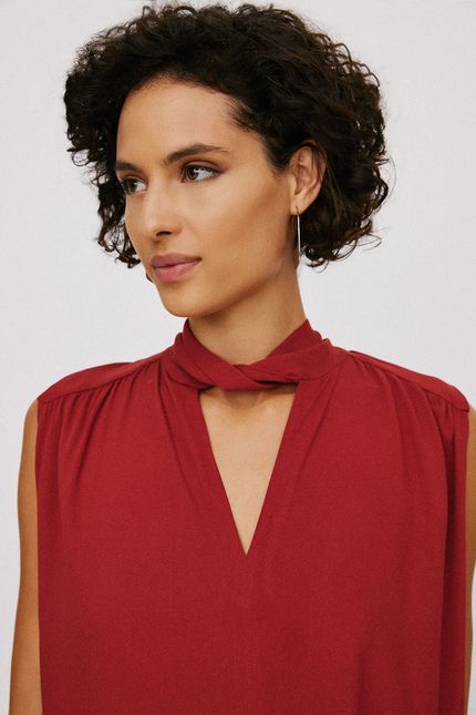 Blusa crepe gola torção marrom serrado