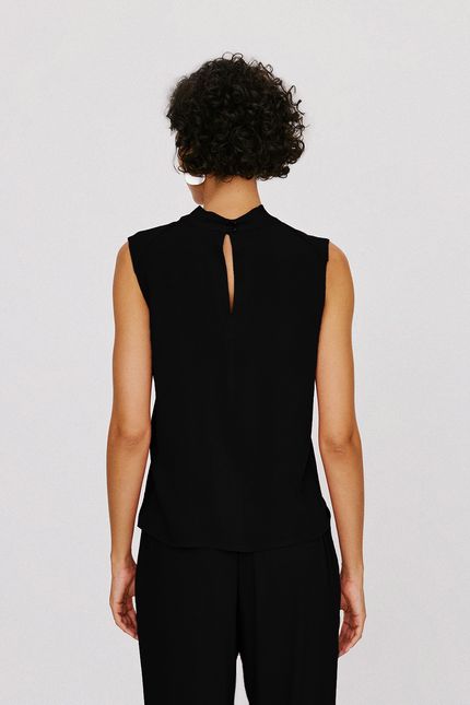 Blusa crepe gola torção preto