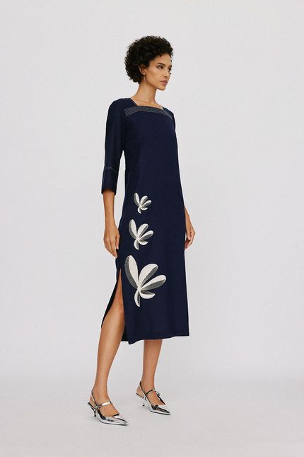 Vestido linho bordado flor azul noturno