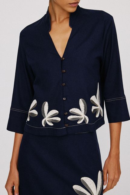 Camisa linho bordado flor azul noturno