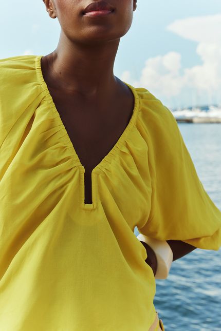 Blusa linho ferragem amarelo solar