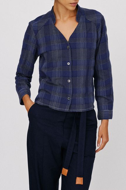 Camisa maquinetada decote v azul noturno