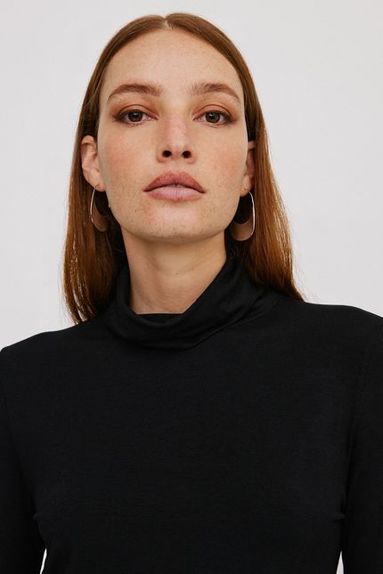 Blusa malha basic gola preto