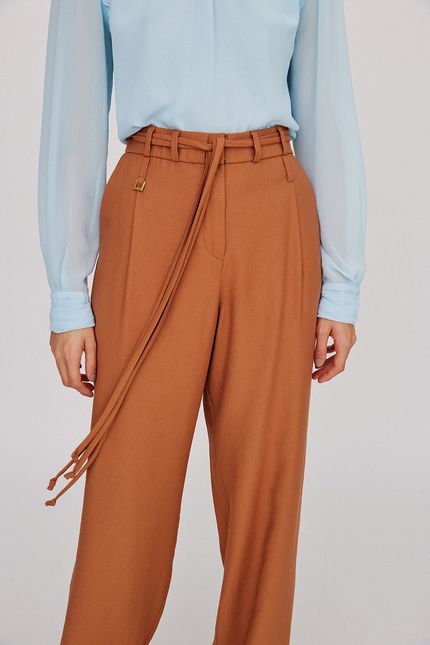 Calça detalhe passador caramelo