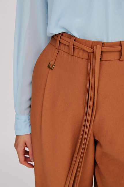 Calça detalhe passador caramelo