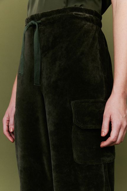 Calça utilitário veludo verde musgo