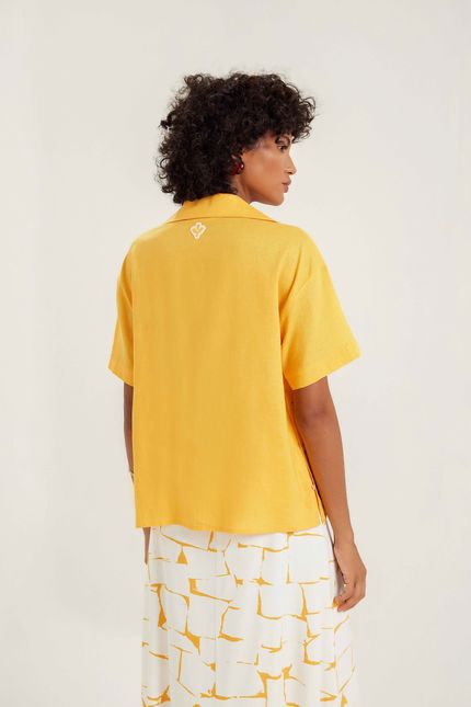 Camisa cambraia detalhe botões amarelo ouro