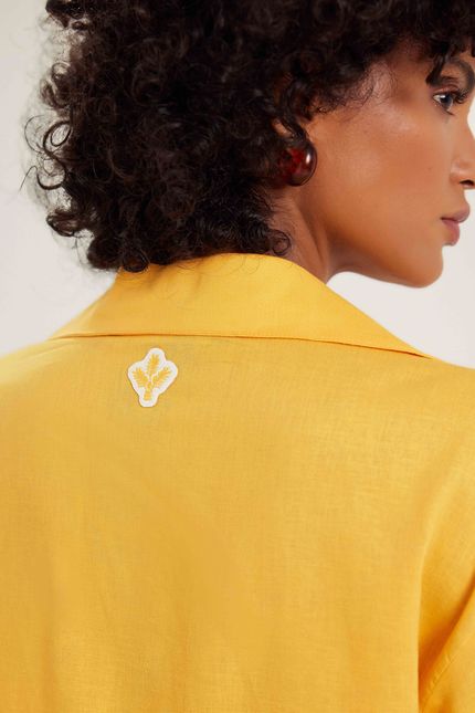Camisa cambraia detalhe botões amarelo ouro