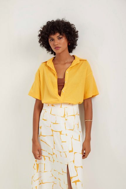 Camisa cambraia detalhe botões amarelo ouro