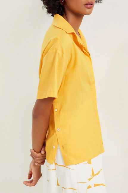 Camisa cambraia detalhe botões amarelo ouro