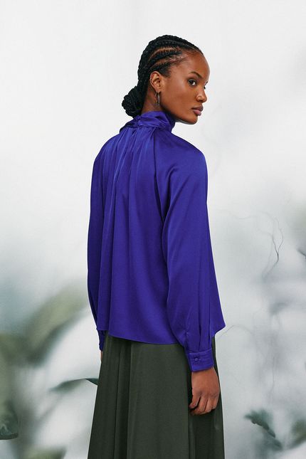 blusa cetim torção azul oceano