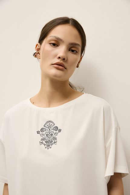 Tshirt detalhe camisa bordada off white