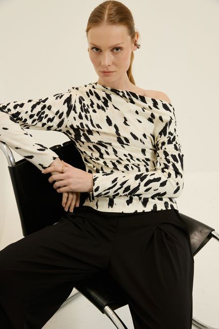 Blusa ombro pregas montaria off white