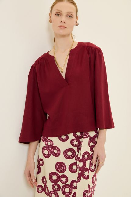 Blusa cambraia det ombro franzido vinho tango