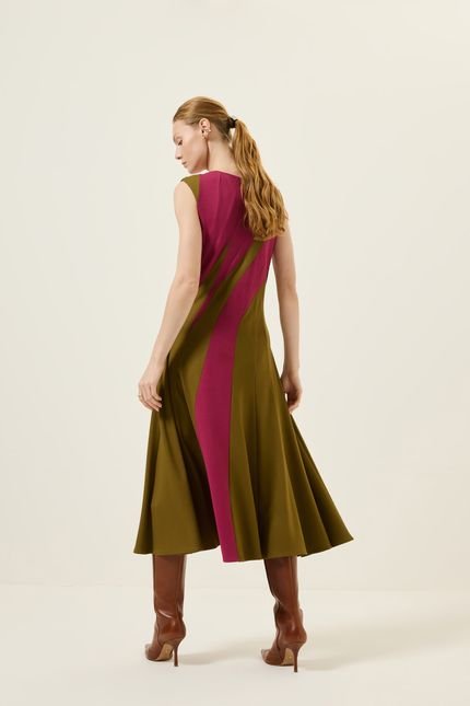 Vestido malha recorte bicolor flautas rosa mambo com verde indie