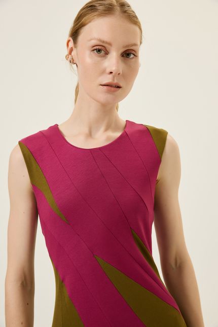 Vestido malha recorte bicolor flautas rosa mambo com verde indie