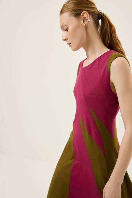 Vestido malha recorte bicolor flautas rosa mambo com verde indie