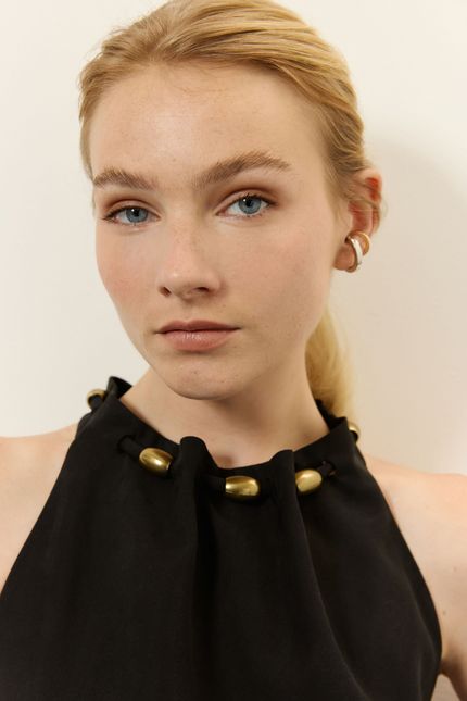 Vestido midi detalhe decote preto