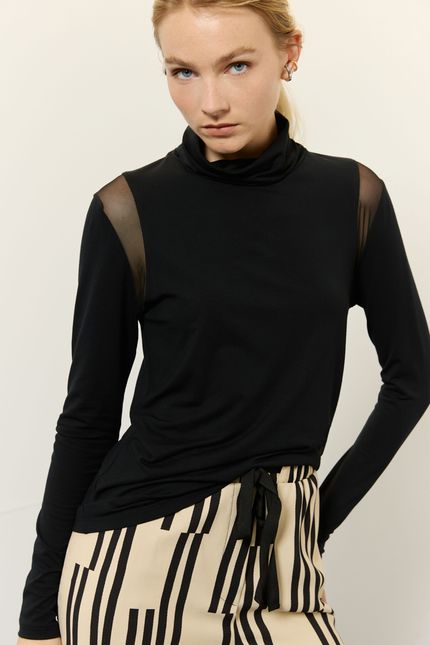 Blusa malha detalhe tule preto