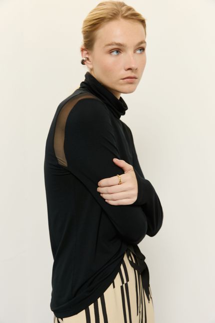 Blusa malha detalhe tule preto