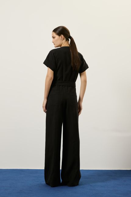 Macacão pala recorte rebite preto