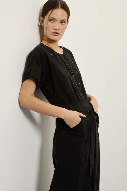 Macacão pala recorte rebite preto