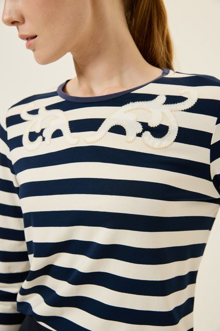 Blusa ml listra bordada azul rock com off white