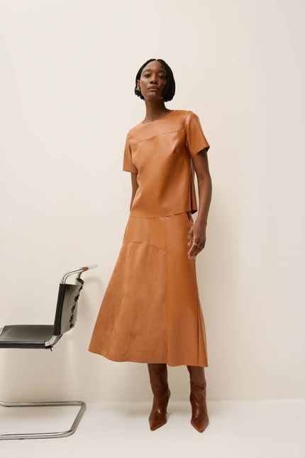 Blusa t-shirt like leather caramelo viola