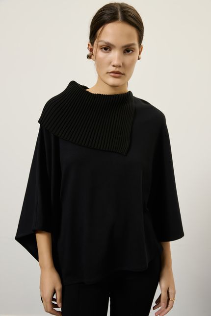 Casaco poncho crepe golão preto