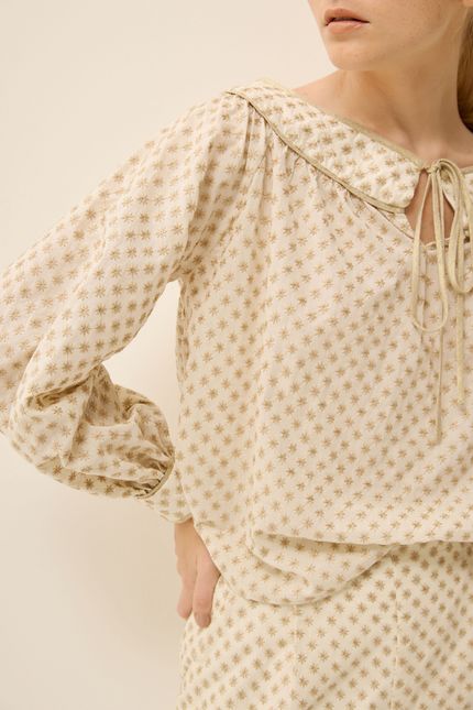 Blusa bata bordado floral off white com bege opera