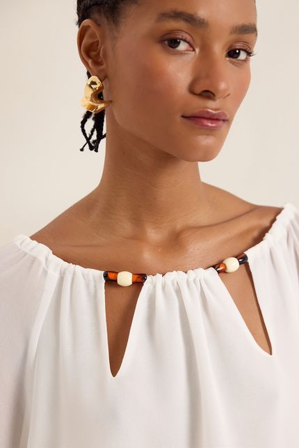 Blusa chiffon detalhe decote off white