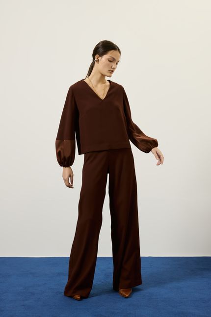 Blusa crepe ml recorte acetinado marrom madeira