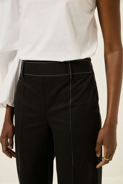 Calça alfaiataria bolso costas preto