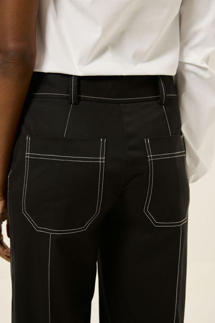 Calça alfaiataria bolso costas preto