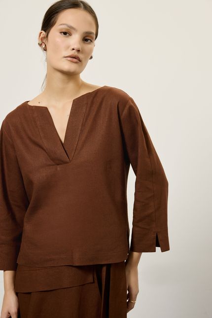 Blusa linho decote v marrom madeira