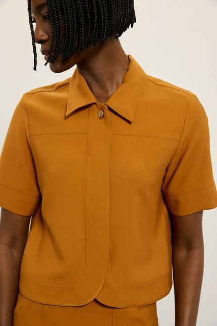 Camisa detalhe botão caramelo viola