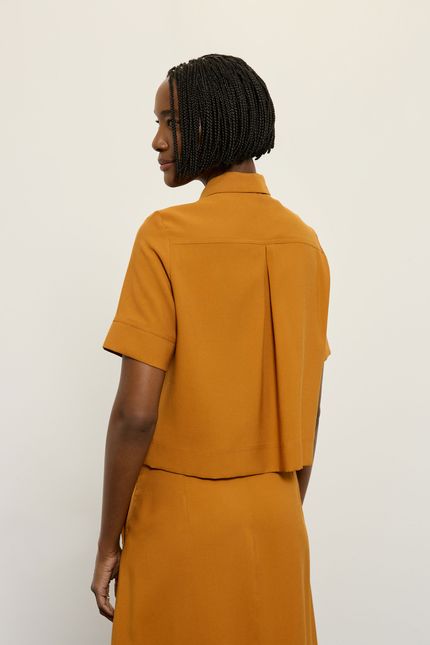 Camisa detalhe botão caramelo viola