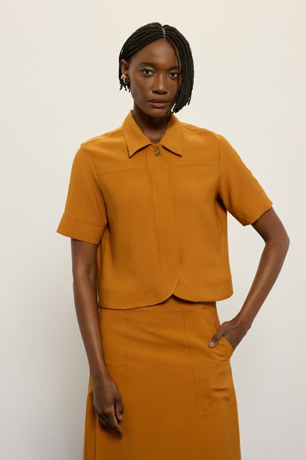 Camisa detalhe botão caramelo viola