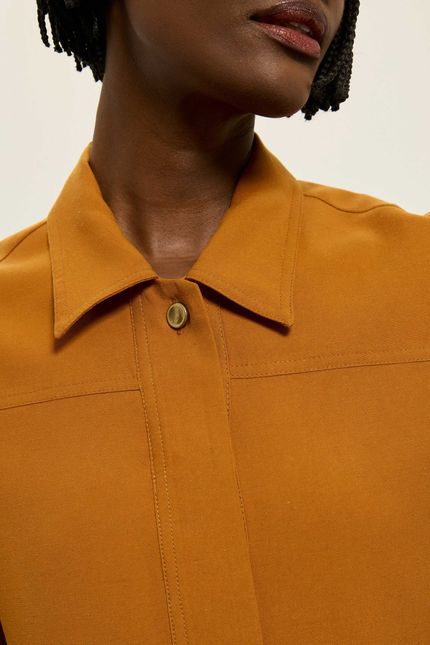 Camisa detalhe botão caramelo viola