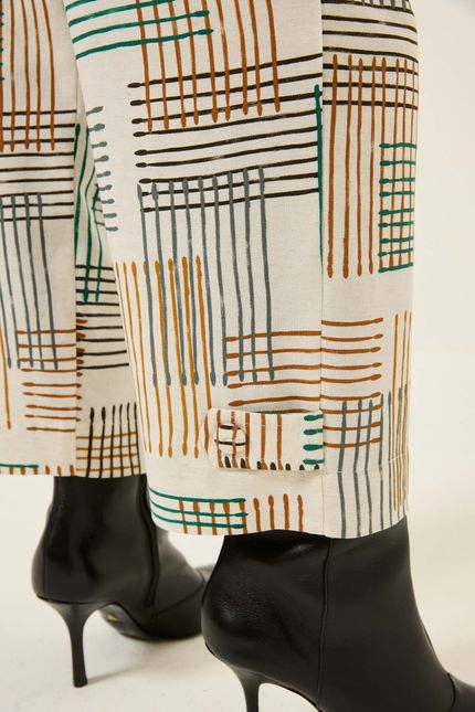 Calça detalhe prega bateria bateria bege natural