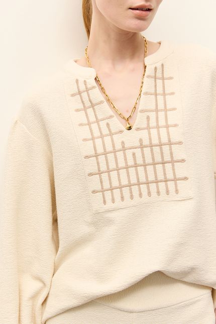 Blusa malha texturizada bordada bege natural