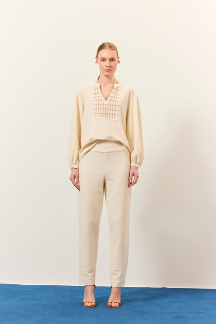 Blusa malha texturizada bordada bege natural