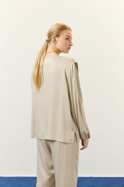 Blusa dec v manga pregas cinza flauta