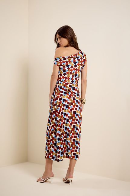 Vestido decote assimétrico quadros marrom urucum