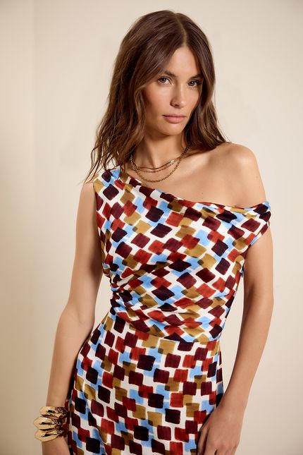 Vestido decote assimétrico quadros marrom urucum