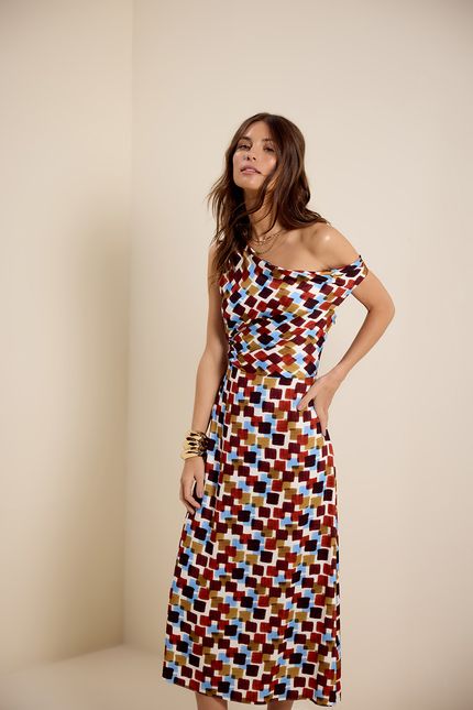 Vestido decote assimétrico quadros marrom urucum